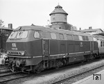 V 160 029 macht Station im Bahnhof Ahrensburg. Die Lok kam 1965 fabrikneu zum Bw Lübeck und wurde am 20.05.1995 beim Bw Oberhausen ausgemustert. (05.1966) <i>Foto: Reinhard Todt</i>
