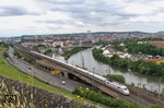 In Würzburg macht sich ein 401 als ICE 588 (München - HH-Altona) auf dem kreuzungsfreien Trennungsbauwerk zur Schnellfahrstrecke auf den Weg nach Norden. Darunter verlaufen die Gleise der Main-Spessart-Bahn nach Gemünden. (21.06.2015) <i>Foto: Joachim Bügel</i>