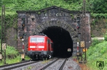 Auf dem Gegengleis fährt 111 056 mit RB 58359 aus Aschaffenburg durch den Schwartzkopftunnel nach Heigenbrücken ein. Nach Fertigstellung der neuen Spessartrampe soll der Schwarzkopftunnel von 1854 verfüllt werden. (22.06.2015) <i>Foto: Joachim Bügel</i>