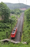 Schiebelok 151 101 wendet am Einfahrsignal von Heigenbrücken, unmittelbar am Tunnelmund des Schwarzkopftunnels, um von dort nach Laufach zurückzukehren. (22.06.2015) <i>Foto: Joachim Bügel</i>