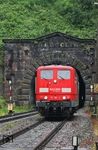 151 101 wartet mit "Festbeleuchtung" am Schwarzkopftunnel auf die Rückfahrt nach Laufach. (22.06.2015) <i>Foto: Joachim Bügel</i>