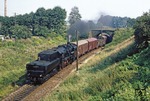 52 8195 (Bw Zittau) mit einem Güterzug auf der Strecke Oberoderwitz – Wilthen bei Neusalza-Spremberg. (04.09.1980) <i>Foto: Wolfgang Bügel</i>