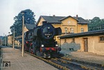 Kurze Pause für 52 8124 und das Personal im Bahnhof Großröhrsdorf, die allerdings nicht zum Besuch des nahen Böhmischen Brauhauses genutzt wurde. (04.09.1980) <i>Foto: Wolfgang Bügel</i>