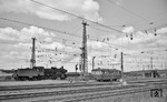 Am Oberhausener Hauptbahnhof begegnen sich 38 2818 und ein VT 95. (1960) <i>Foto: Willi Marotz</i>