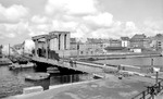 50 145 rollt über die Klappbrücke am Emdener Binnenhafen. (1958) <i>Foto: Quebe</i>