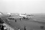 Um einen Zeitvergleich mit den Flugreisen der 1950er Jahre zu zeigen, sei dieses Nicht-Eisenbahnfoto vom Münchener Flughafen hier gestattet. (1955) <i>Foto: Heinz Hangarter</i>