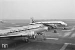 Ein Schweizer und französisches Propellerflugzeug am Münchener Flughafen. (1955) <i>Foto: Heinz Hangarter</i>