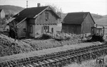 Schrankenposten 55 mit Läutewerk und württembergisches Bahnwärterhaus an der Strecke bei Schwäbisch Hall. (1954) <i>Foto: Heinz Hangarter</i>