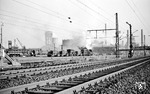 Im Werksgelände der HOAG ist ein Zug mit Pfannenwagen und flüssigem Roheisen unterwegs. (15.03.1960) <i>Foto: Willi Marotz</i>