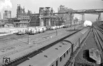 Ein Personenzug passiert die Anlagen der Zeche Alma an der Köln-Mindener Eisenbahn in Gelsenkirchen. Die Zeche war bis Ende der 1970er Jahre in Betrieb. (1959) <i>Foto: Willi Marotz</i>