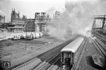 Irgendwie kamen die Züge für den Essener Direktionsfotografen immer aus der falschen Richtung, wie auch dieser, der nach Wanne-Eickel entschwindet. (1959) <i>Foto: Willi Marotz</i>