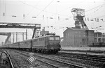 Mit einem Schnellzug aus Dortmund passiert E 10 112 die Zeche Alma in Gelsenkirchen. (1961) <i>Foto: Willi Marotz</i>