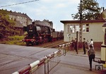 50 1090 vom Bw Wanne-Eickel Hbf rollt mit einem Güterzug am Schrankenposten 5 über die Bismarckstraße in Gelsenkirchen. Rechts ist noch ein BoGeStra Wagen der Linie 1 (später 301) zu sehen. Heute verkehrt die Strassenbahn unter Tage und braucht nicht mehr an der "Glückauf-Schranke" zu warten. Ein Gleis gehört zur Anschußbahn der Zeche Consolidation. (1960) <i>Foto: Willi Marotz</i>