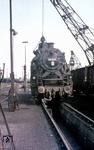 82 028 ergänzt ihre Kohlenvorräte im Bw Emden. (1968) <i>Foto: K.D. Hensel</i>