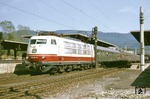 103 122 macht mit einem Schnellzug Station in Heidelberg Hbf. (04.1974) <i>Foto: Colin Brack</i>