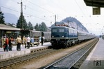 110 184 fährt mit einem Schnellzug aus München in Jenbach ein. (08.1971) <i>Foto: Mike Harper</i>