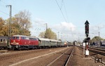 Anläßlich der internationalen Modellbahnausstellung war 216 003 mit Sonderzügen rund um Köln im Einsatz, hier bei der Einfahrt nach Köln-Mülheim. (02.11.1984) <i>Foto: Peter Schiffer</i>
