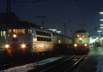 103 150-9 und 103 147-5 im nächtlichen Nürnberger Hauptbahnhof. (17.12.1983) <i>Foto: A. Wagner</i>