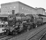 38 3036 (Bw Hanau) vor P 1862 nach Frankfurt im Bahnhof Fulda. (28.04.1961) <i>Foto: Reinhard Todt</i>