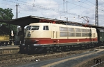 103 220 vor D 583 (HH-Altona - München) in Göttingen Hbf. Als einzige Lok der Baureihe 103 wurde sie 1995 für den DB-Touristikzug in saphirblau, laubgrün, verkehrsgelb, himmelblau und reinweiß lackiert, wodurch die Elemente Wasser, Land und Luft versinnbildlicht werden sollten. In dieser Lackierung ist sie heute im DB-Museum Koblenz hinterstellt. (07.1973) <i>Foto: Prof. Dr. Willi Hager</i>