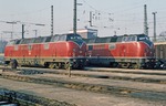Im Bw Wanne-Eickel warten 221 107 und 221 135 auf die nächste Zugleistung.  (16.02.1981) <i>Foto: Wolfgang Bügel</i>