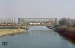 Über Rhein-Herne-Kanalbrücke in Gelsenkirchen-Erle rollen 221 107 und ihre türkis-beige Schwester 221 117 mit Ng 63595. (16.02.1981) <i>Foto: Wolfgang Bügel</i>