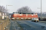 Über den Bahnübergang der Wanheimer Straße in Duisburg-Hochfeld Süd ist 221 130 auf dem Weg zu den Mannesmann-Werken in Wanheim. (23.02.1981) <i>Foto: Wolfgang Bügel</i>