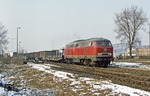 Der 221 130 folgte ein weiterer Zug mit 216 011, aufgenommen bei der Einfahrt in den Güterbahnhof Duisburg-Hochfeld Süd. (23.02.1981) <i>Foto: Wolfgang Bügel</i>