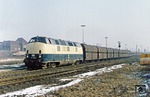 Mit einer Kohlelieferung für die Mannesmannwerke ist 221 120 vor Gag 58000 im Güterbahnhof Duisburg-Hochfeld Süd eingetroffen. (23.02.1981) <i>Foto: Wolfgang Bügel</i>