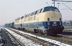 221 102 und 221 108 vor Ng 63595 im Bahnhof Gelsenkirchen-Horst Nord. (23.02.1981) <i>Foto: Wolfgang Bügel</i>