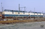 Die beiden türkis-beigen 221 102 und 221 108 im Bahnhof Gelsenkirchen-Horst Nord. (23.02.1981) <i>Foto: Wolfgang Bügel</i>
