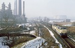 In der Einfahrt nach Gelsenkirchen-Hugo passieren 221 102 und 221 108 mit Ng 63595 die dortige BP-Raffinerie. (23.02.1981) <i>Foto: Wolfgang Bügel</i>