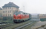 Durch die triste Ruhrgebietskulisse von Duisburg-Wanheim fährt 221 114 mit Gag 58000 an der Römerstraße vorbei. (24.02.1981) <i>Foto: Wolfgang Bügel</i>