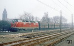 An der Ehinger Straße in Duisburg-Wanheim ist 221 114 mit Gag 58000 unterwegs. (24.02.1981) <i>Foto: Wolfgang Bügel</i>