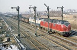 Mit Ng 63595 fahren 211 149 und 221 122 aus dem Güterbahnhof Gelsenkirchen Hugo. (26.02.1981) <i>Foto: Wolfgang Bügel</i>