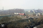 221 149 und 221 112 fahren mit Ng 63595 durch Gelsenkirchen-Bismarck. Links sind schemenhaft die Anlagen des Bw Bismarck zu erkennen. (26.02.1981) <i>Foto: Wolfgang Bügel</i>