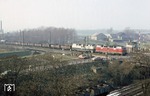 221 149 und 221 112 fahren mit Ng 63595 über den Bahnübergang der Reckfeldstraße in Gelsenkirchen-Bismarck.  (26.02.1981) <i>Foto: Wolfgang Bügel</i>