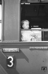 Erwartungsfroh wartet diese junge Dame auf die Abfahrt des Zuges in Berlin-Anhalter Bahnhof. (1939) <i>Foto: Slg. Eisenbahnstiftung</i>
