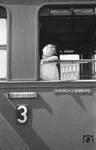 Ja was denn jetzt ? Fährt der Zug nicht ab ? (1939) <i>Foto: Slg. Eisenbahnstiftung</i>
