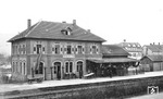 Der Bahnhof Lörrach-Stetten wurde am 05. Juni 1862 im Zuge der Wiesentalbahn eröffnet. Als eine der ersten Strecken in Deutschland wurde sie 1913 gemeinsam mit der Wehratalbahn elektrifiziert. Anlässlich dieses Ereignisses wurde der Bahnhof festlich geschmückt.  (1913) <i>Foto: RVM-Archiv</i>