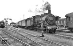 38 2967 verlässt vor P 1436 nach Krefeld den Bahnhof Kleve am Niederrhein.  (30.03.1963) <i>Foto: unbekannt</i>