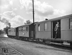 99 7204 drückt ihren Zug an den Bahnsteig in Mudau. Schaffner Theodor Englert achtet auf den reibungslosen Ablauf. (08.1963) <i>Foto: Walter Eckard</i>