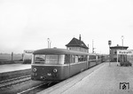 Eine vierteilige Schienenbus-Einheit fährt aus dem Bahnhof Husum aus. (04.1953) <i>Foto: Walter Hollnagel</i>