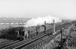 Ex Southern Railway "Lord Nelson" (class 4-6-0) No. 30857 "Lord Howe" mit einem Express-Zug bei Malden, im Süden Londons. (12.1960) <i>Foto: A.E. Durrant</i>