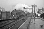 Ex-Southern Railway "Lord Nelson" class 4-6-0 No. 30862 "Lord Collingwood" durchfährt mit einem Expresszug den Bahnhof London-Vauxhall.  (1960) <i>Foto: A.E. Durrant</i>