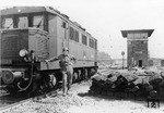 Voller Stolz präsentiert sich im Sommer 1945 ein US-Soldat in Augsburg vor seiner "Beute", der E 44 157 W (mit elektrischer Widerstandsbremse).  (1945) <i>Foto: unbekannt</i>