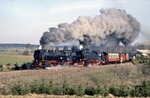 Hinter Stiege dampfen 99 7233 und 99 7236 mit ihrem Personenzug vorbei. (12.03.1991) <i>Foto: Will A. Reed</i>