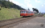 Am Haltepunkt Schalkhausen, westlich von Ansbach, ist diese Schienenbus-Einheit unterwegs. (04.1965) <i>Foto: Mike Harper</i>