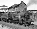 Die in Hameln beheimatete 38 3519 steht in ihrem Heimatbahnhof zur Abfahrt bereit. Noch im gleichen Jahr (am 01.09.1965) schied sie dort aus dem aktiven Betriebsdienst aus.  (05.1965) <i>Foto: Reinhard Todt</i>