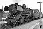 Mit einem Personenzug ist 44 210 aus Paderborn in Altenbeken eingetroffen. (20.05.1963) <i>Foto: Reinhard Todt</i>